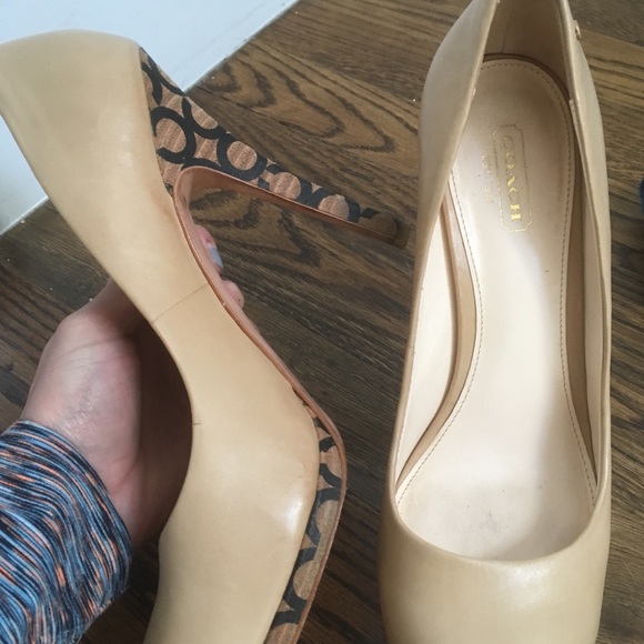 Nude leather pumps from Coach - Picture 3 of 4